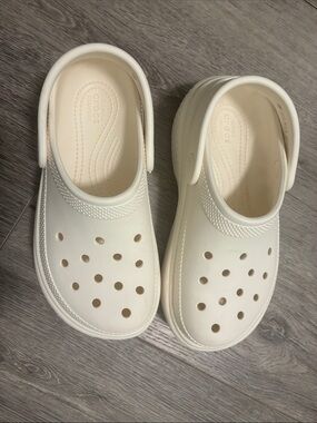 CROCS Classic Clog in Cream/Off-White